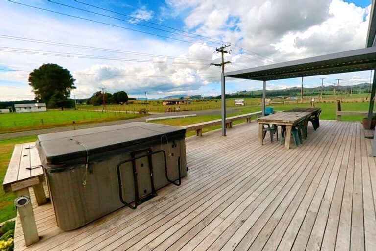 Spa and Covered Outdoor space